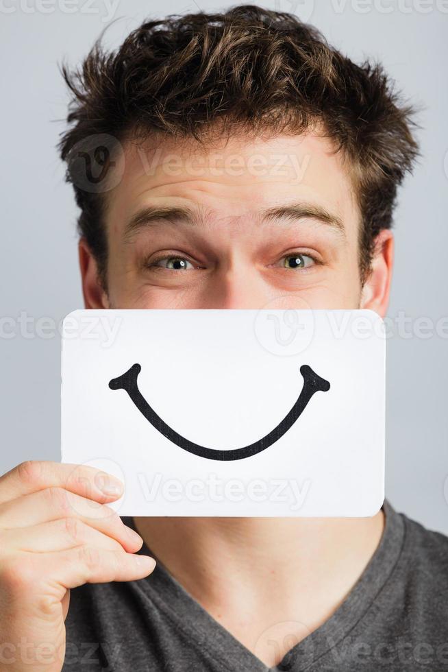 lyckligt porträtt av någon som håller en leende moodboard foto