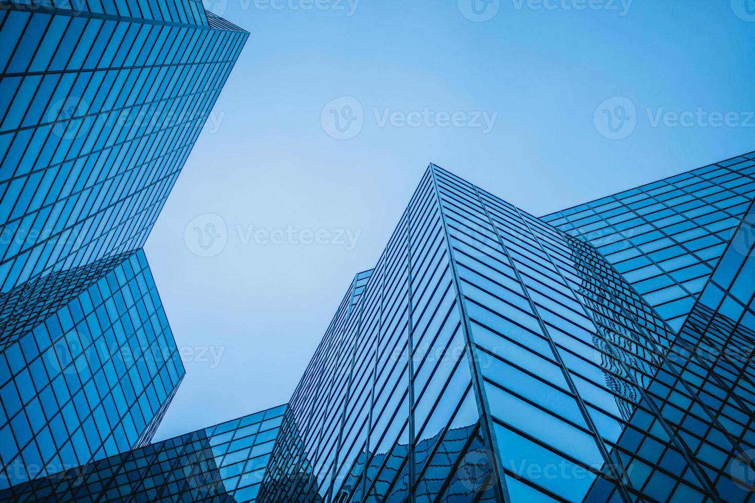 abstrakt och komplex blå skyskrapa struktur downtown i montreal. foto