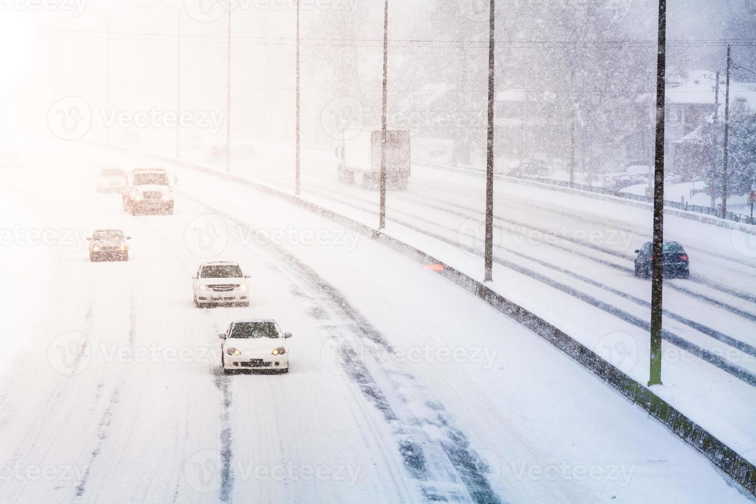 störande solnedgångsljus och snöstorm på motorvägen foto