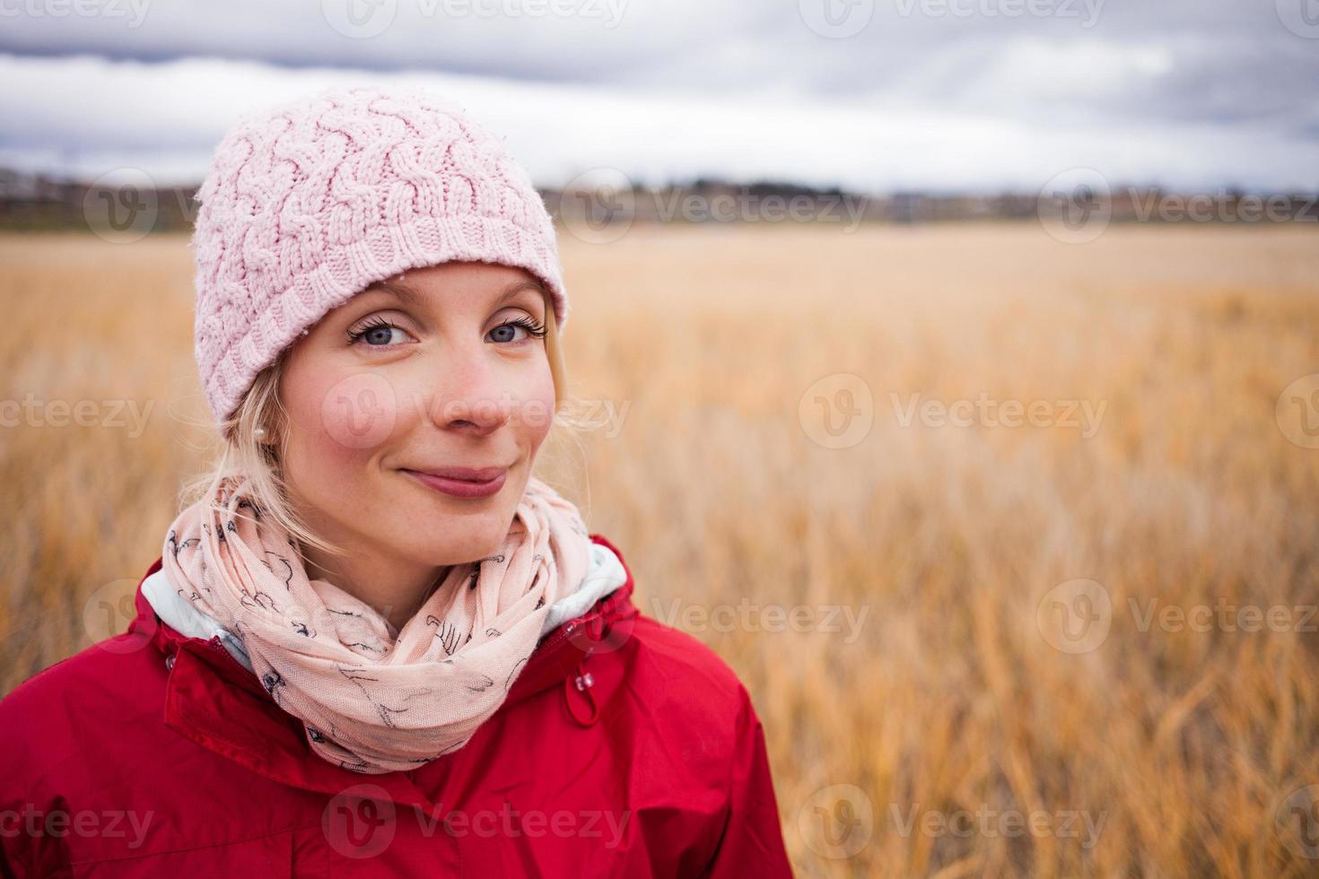 glad kvinna på en kall höstdag foto