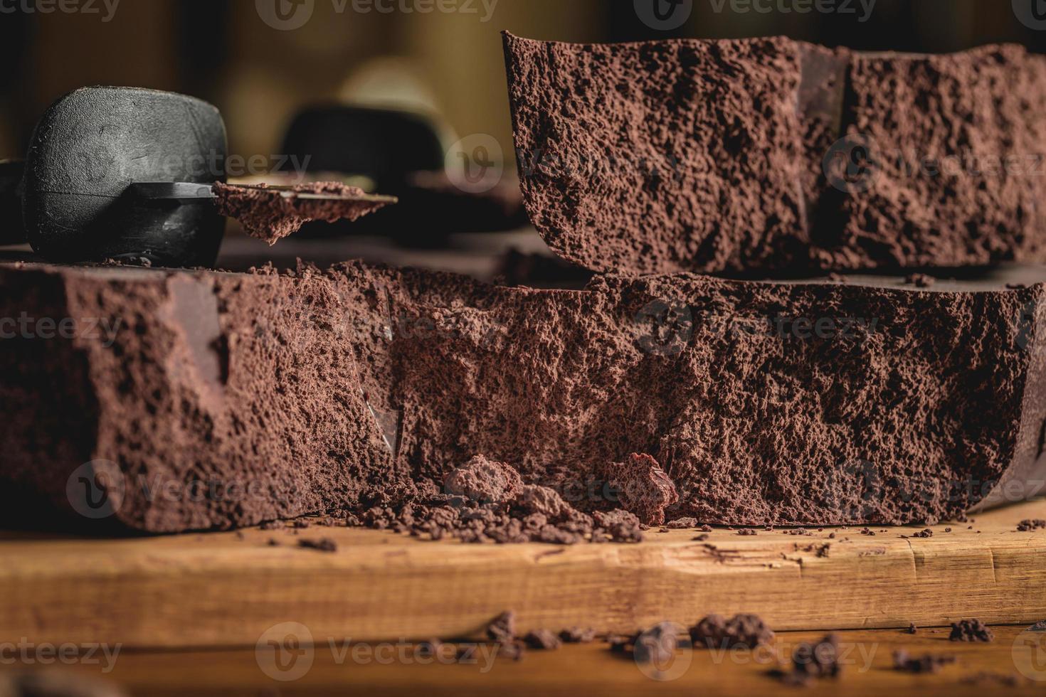 närbild av stort chokladblock och kniv. foto