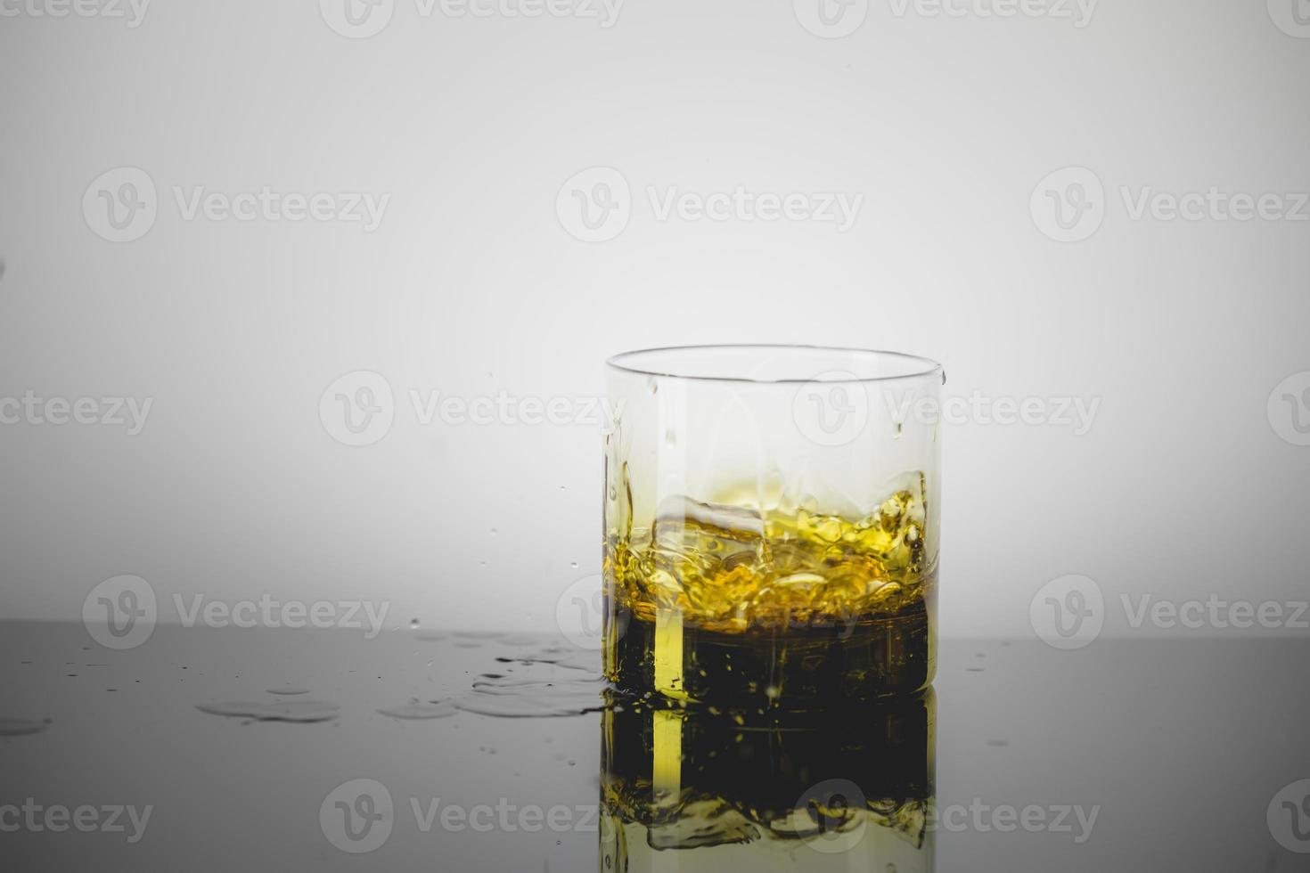 stänk glas single malt whisky över grå bakgrund foto