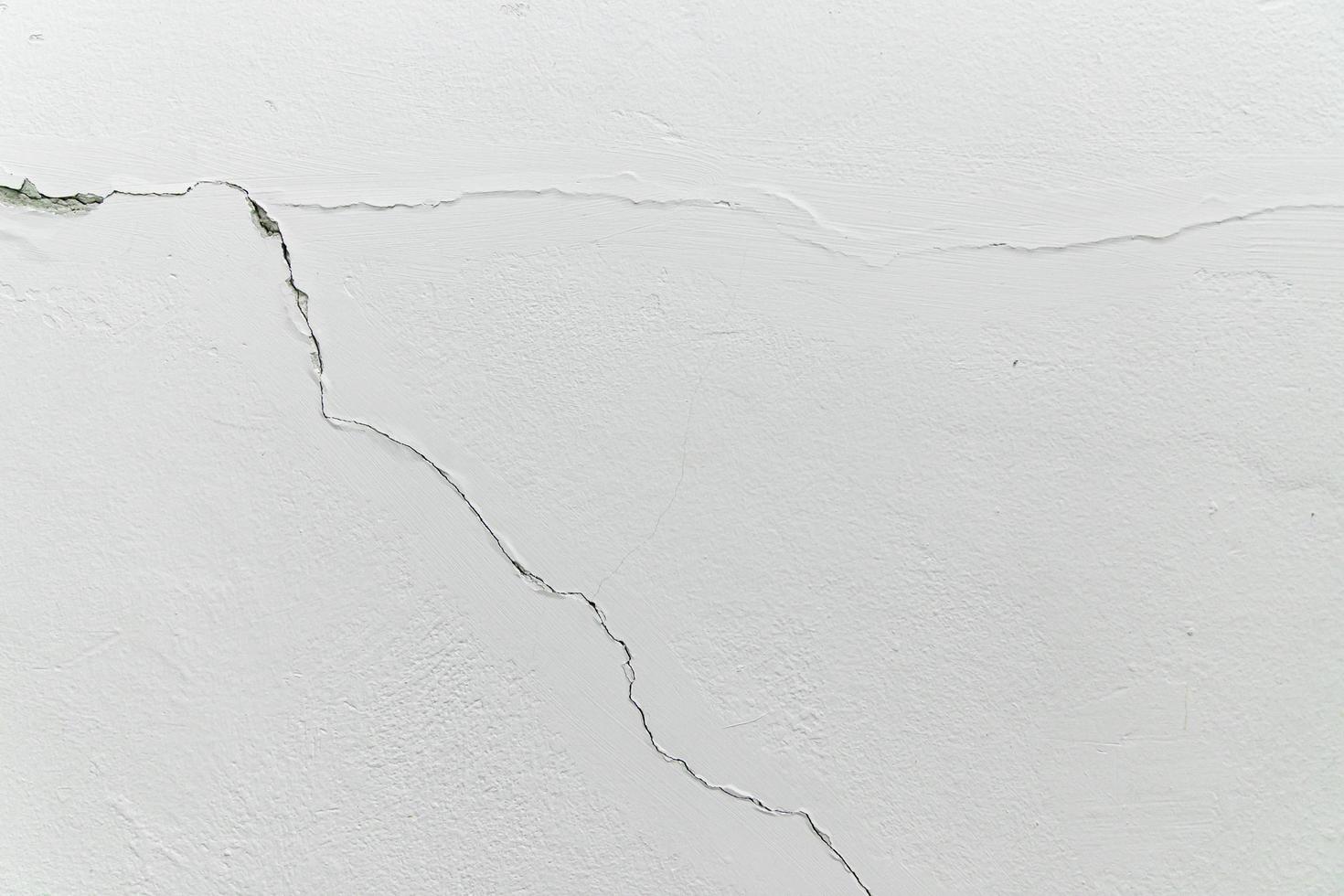 sprickor i cementvägg vit cementvägg foto