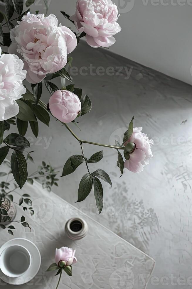 minimalistisk modern interiör med rosa pioner se foto