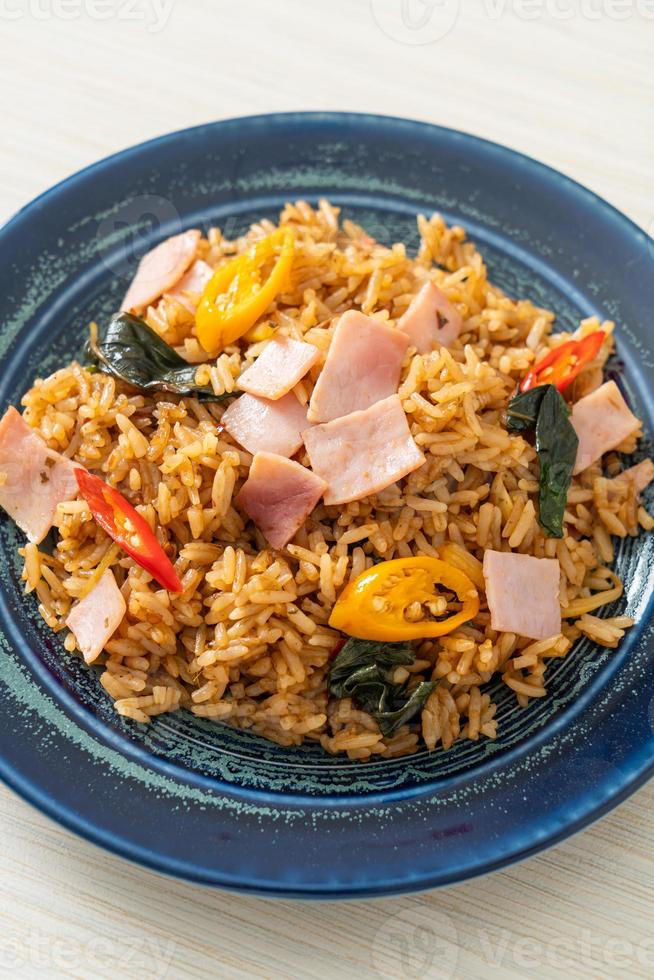skinkstekt ris med örter och kryddor foto