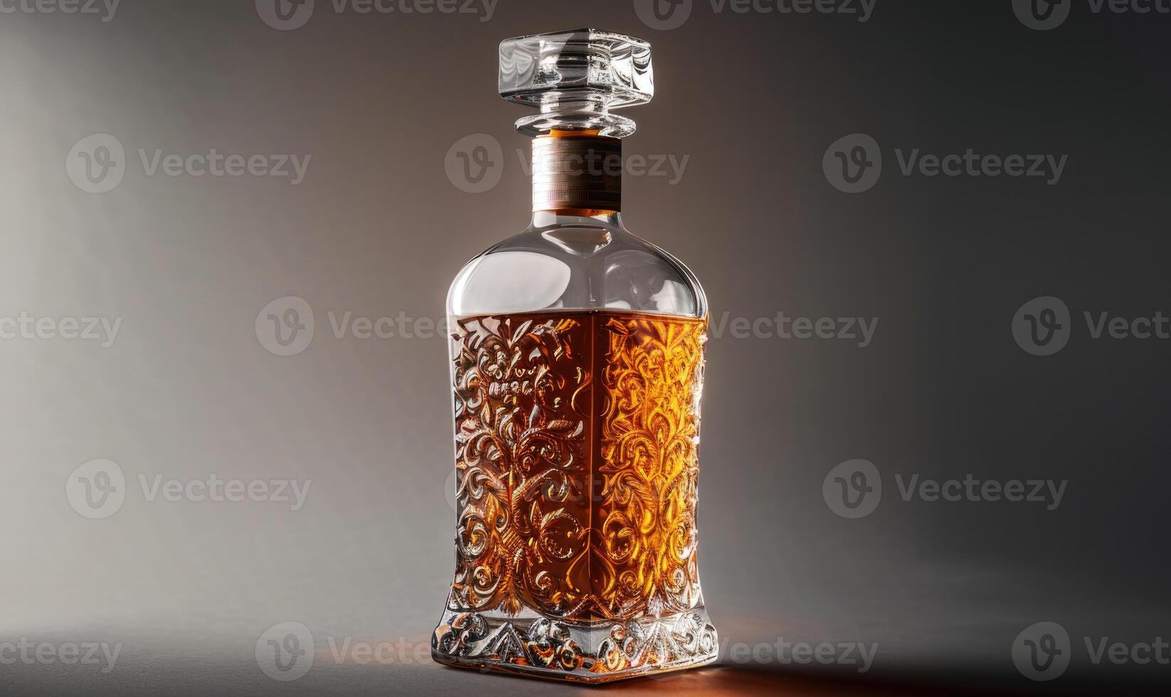 studio skott av en premie glas flaska attrapp som innehåller en lyxig handgjord whisky, värma bärnsten nyans foto