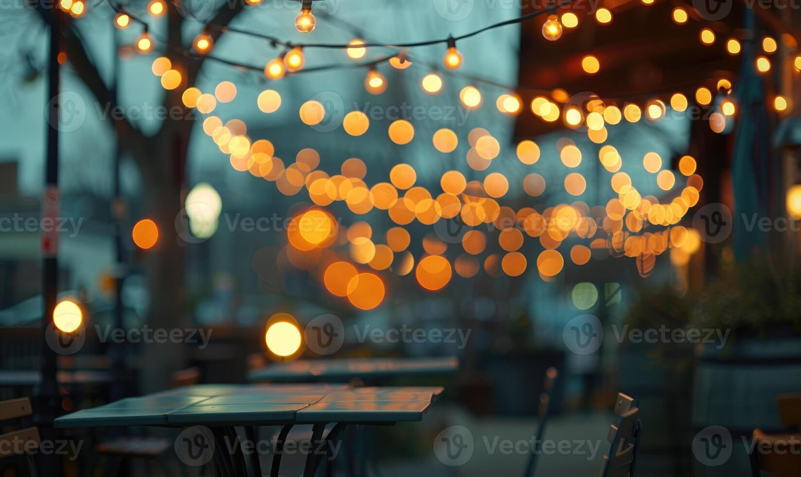 mjuk bokeh lampor skapande en romantisk atmosfär i ett intim utomhus- miljö foto