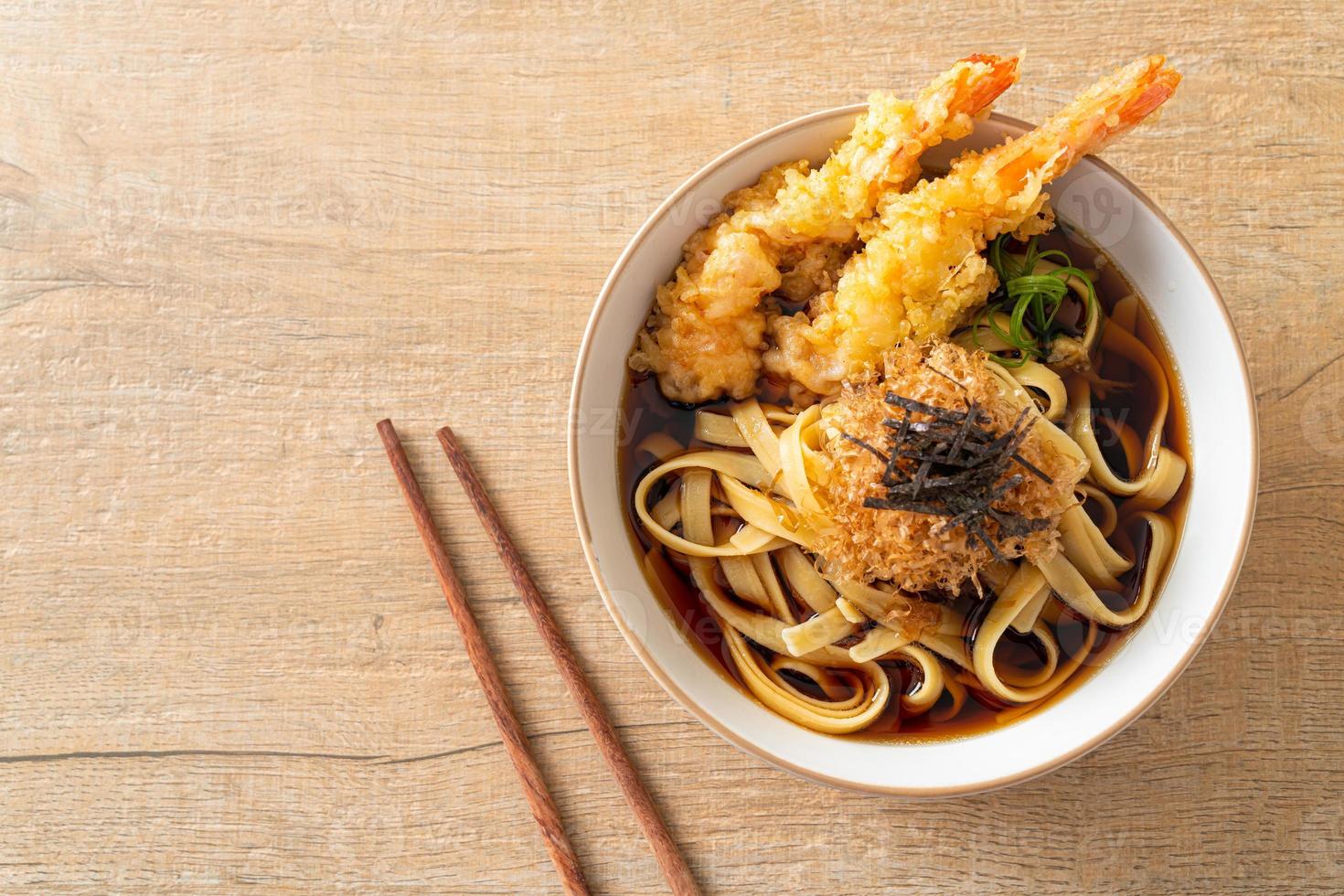 japanska ramen nudlar med räkor tempura foto