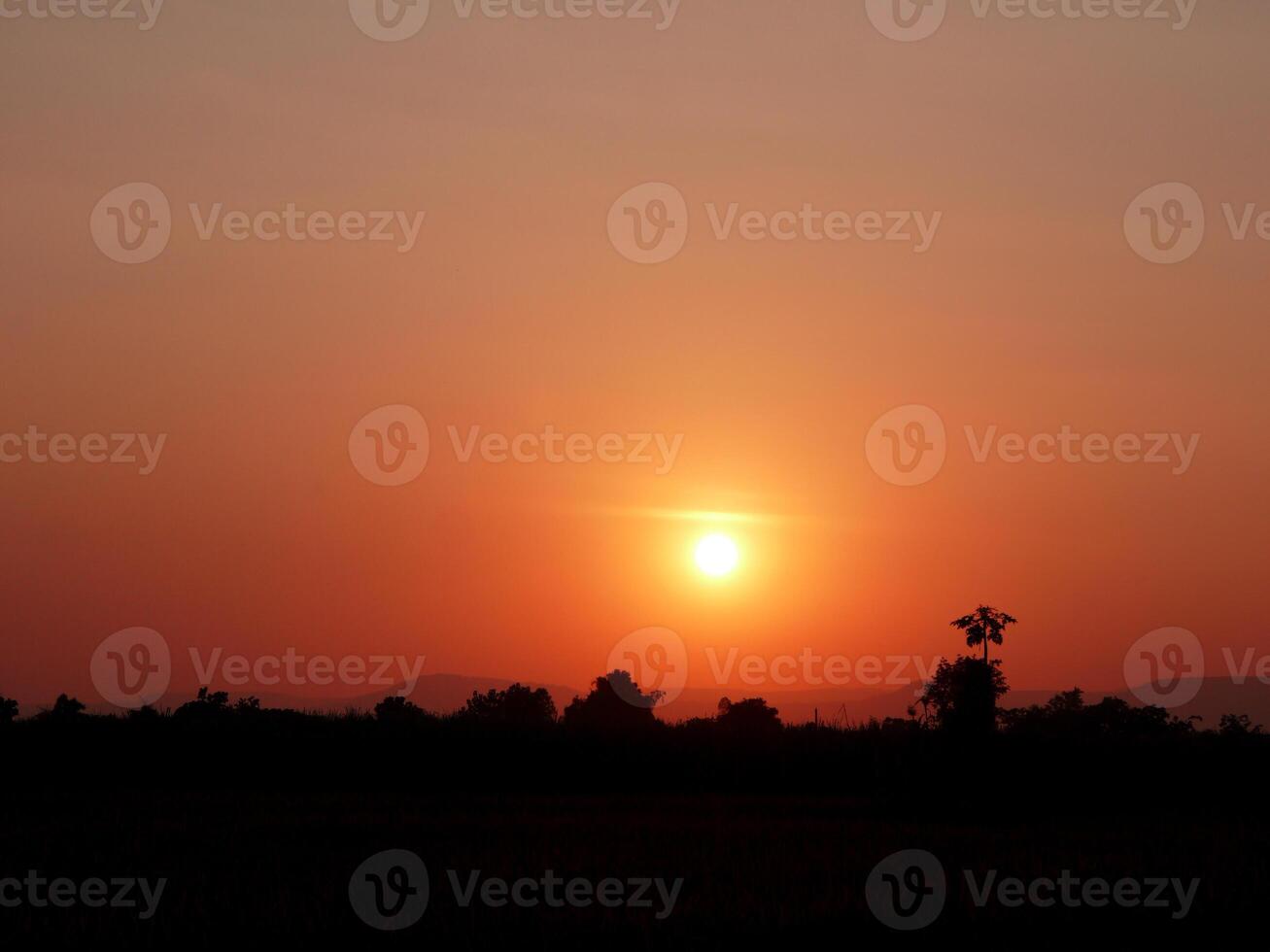 spektakulär solnedgång över, orange Sol stigande upp över de horisont foto