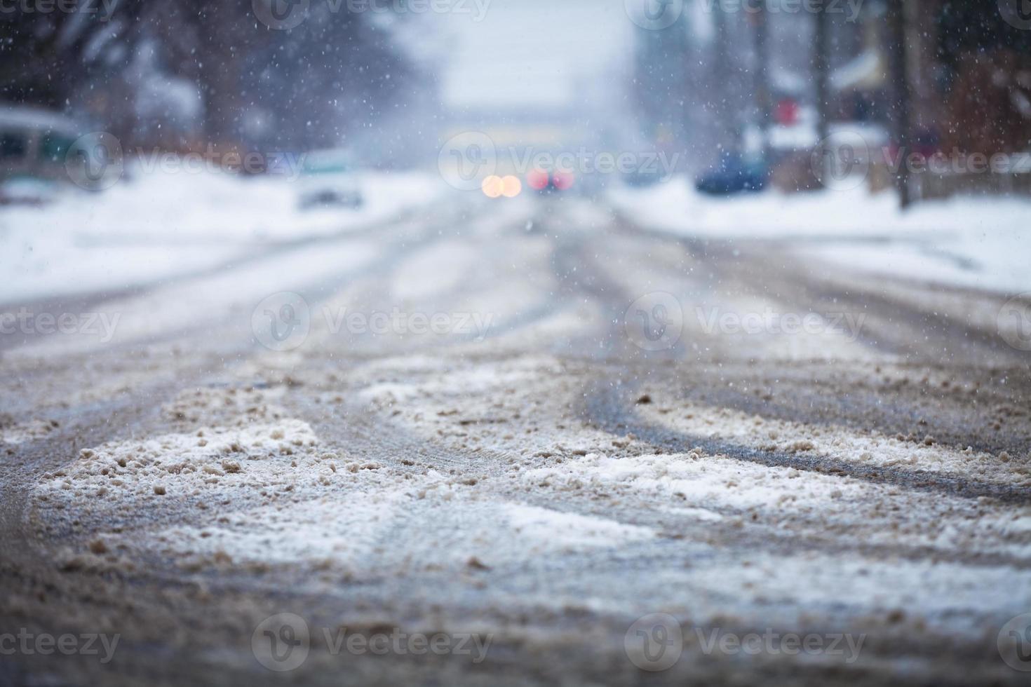 snötäckt väg, märken av hjul foto