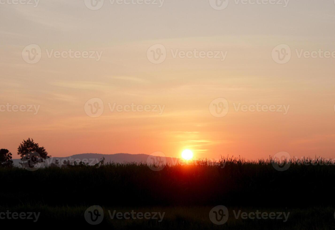 orange på solnedgång, skön med moln foto