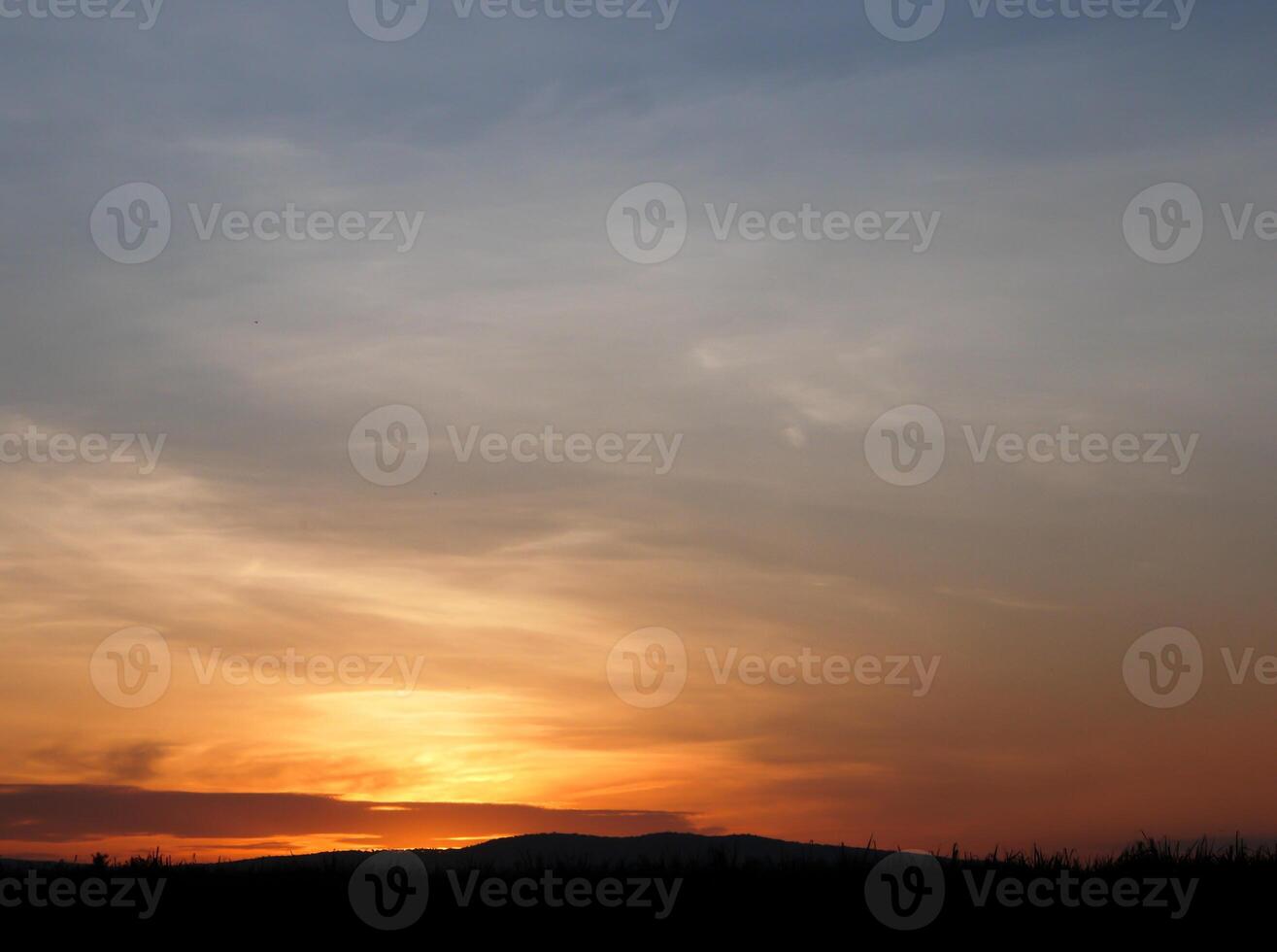 orange på solnedgång, skön med moln foto