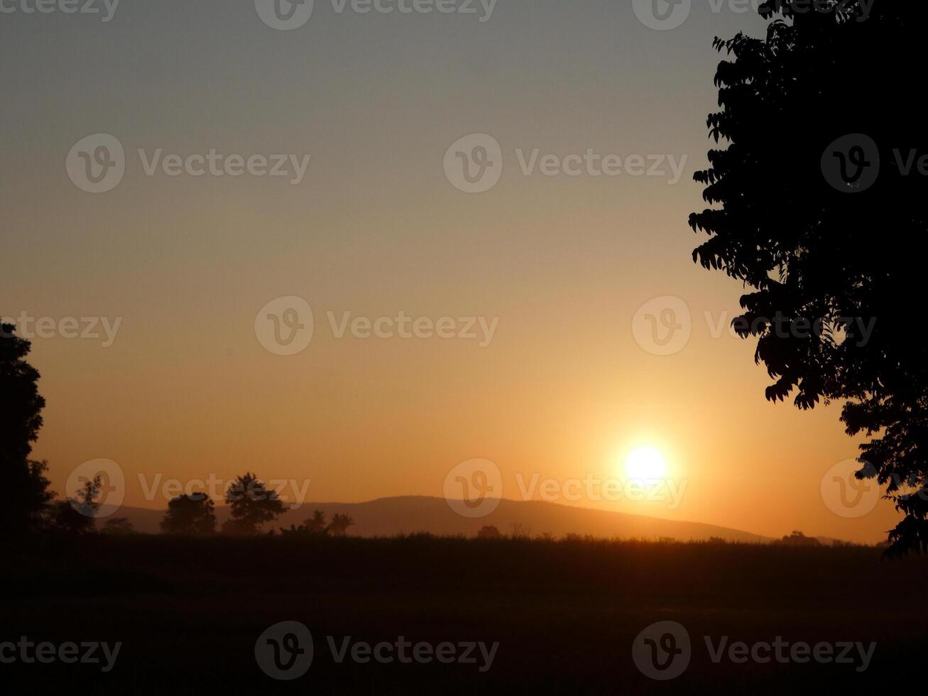 orange på solnedgång, skön med moln foto