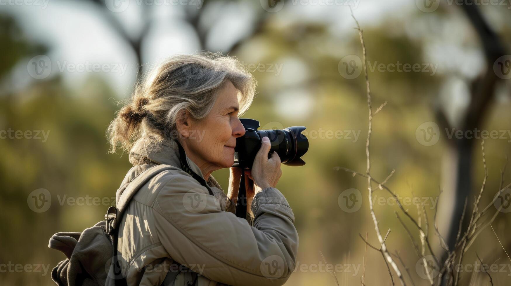 ai genererad en medelålders kvinna från oceanien, med en omtänksam uttryck och en kamera, är fotografering vilda djur och växter i de vildmark av Australien foto