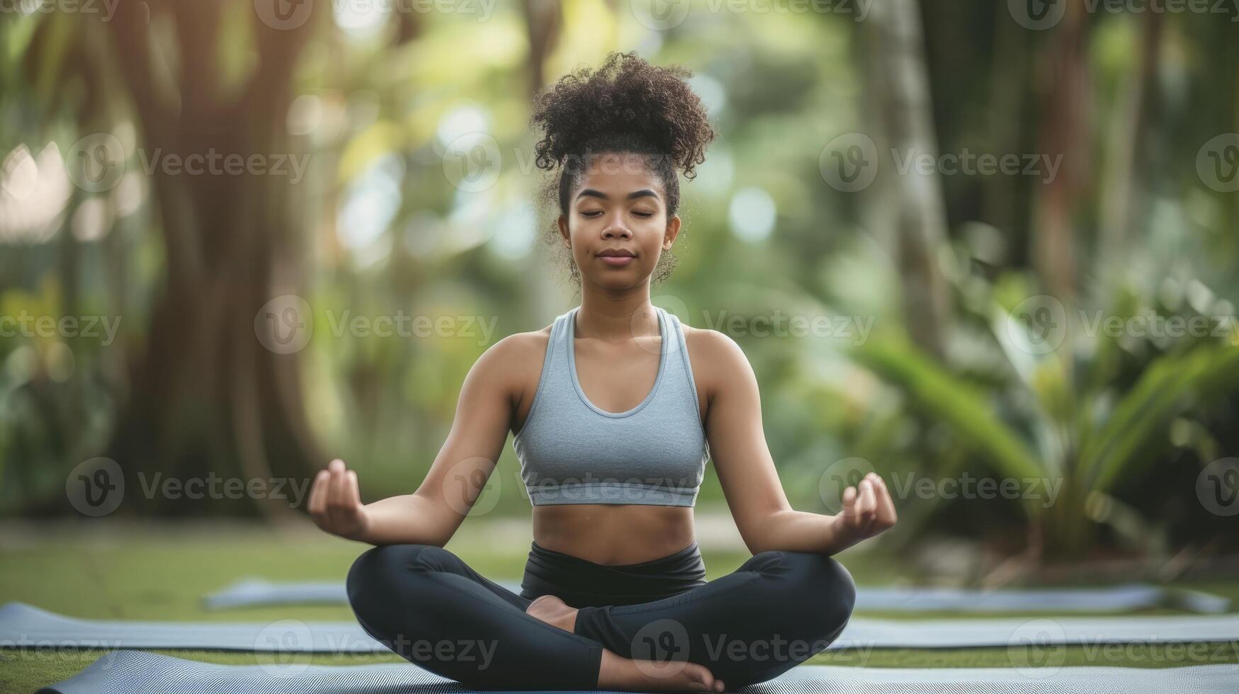 ai genererad en Tonårs flicka från sydöst Asien, med en fokuserade uttryck och en yoga matta, är praktiserande yoga i en parkera i bali, indonesien foto