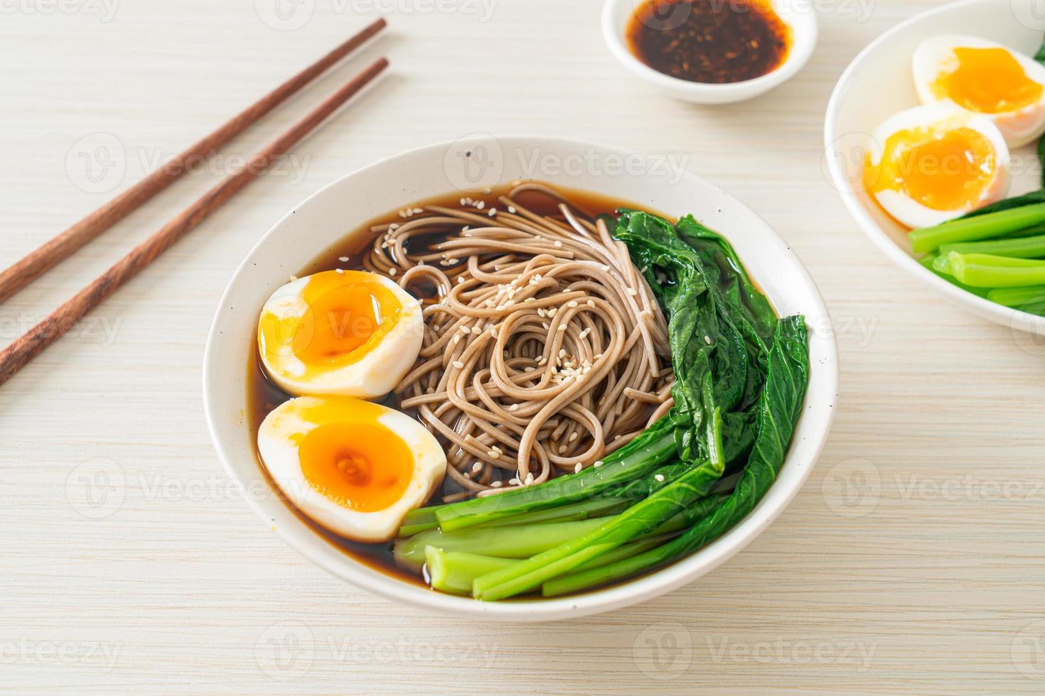 ramen nudlar med ägg - vegansk eller vegetarisk matstil foto