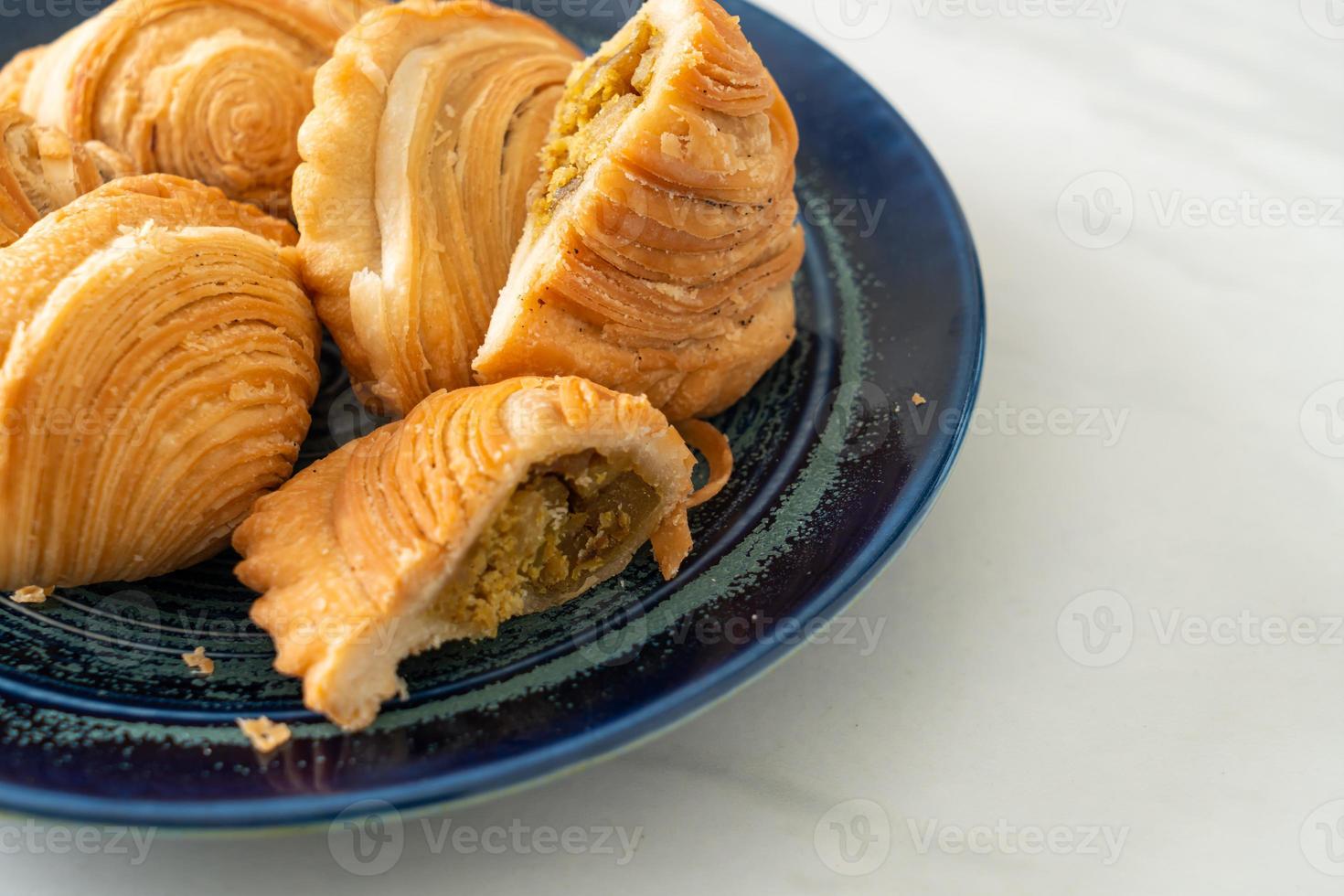 currypufffylld kyckling på tallrik foto