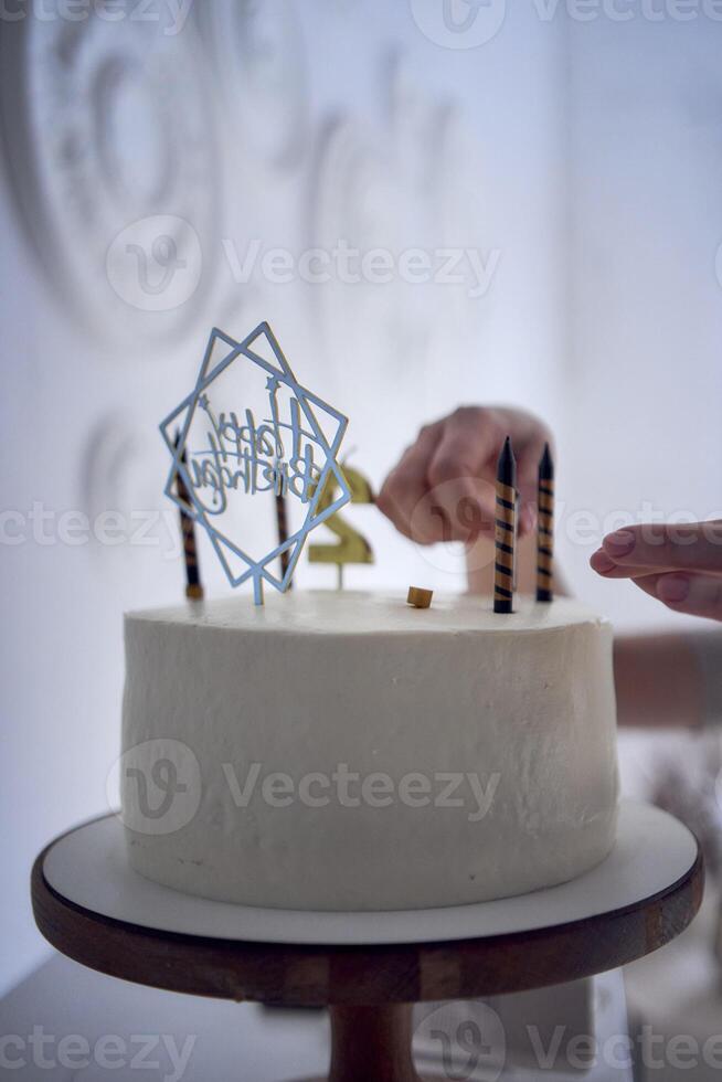 upphetsad mamma och trött pappa dekorera deras söner födelsedag kaka foto