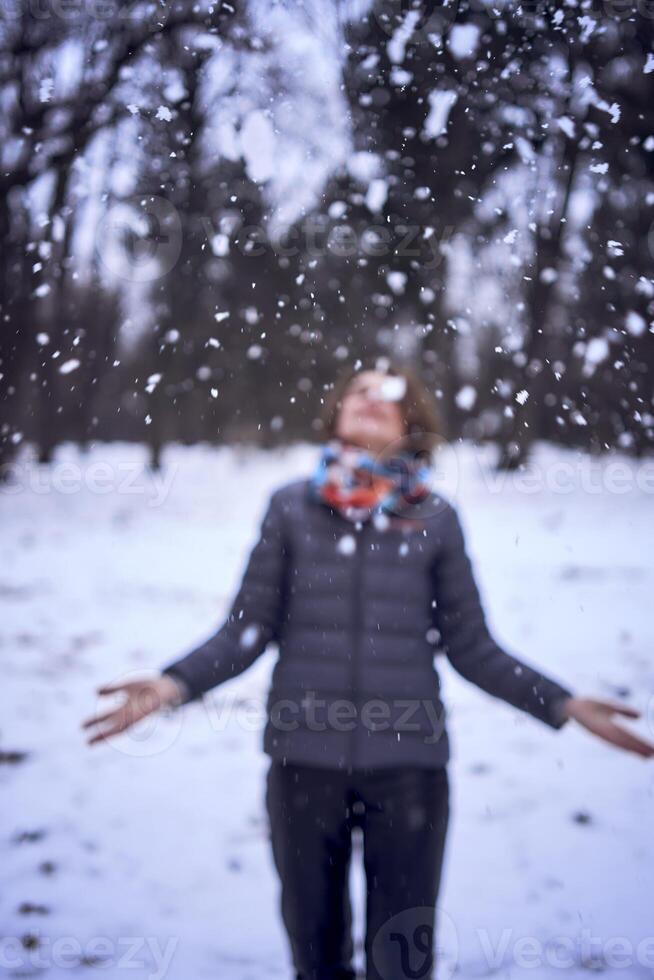 kvinna spela med snö i skog foto