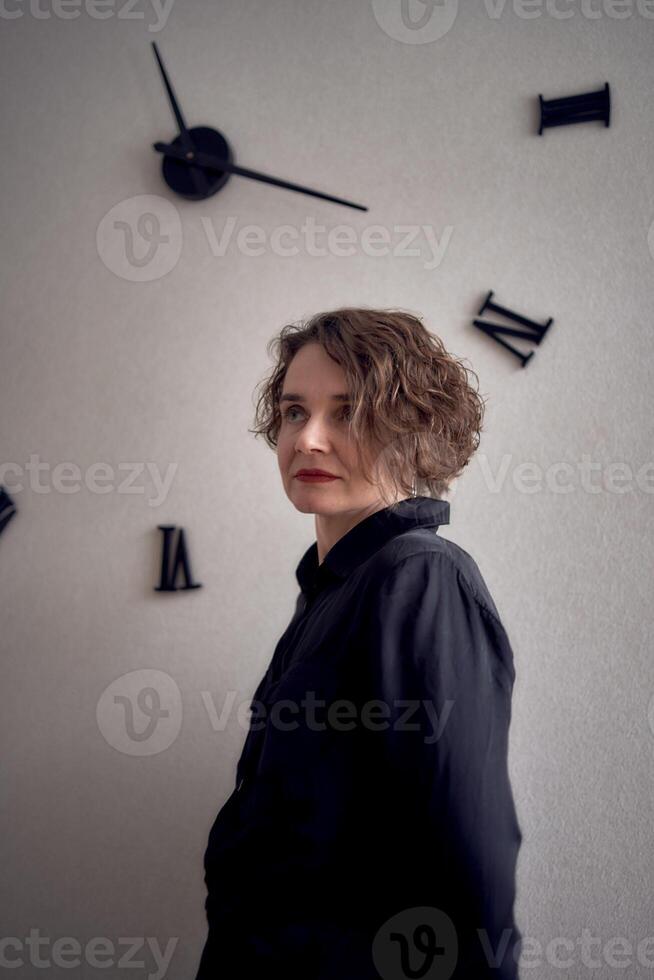 kvinna med bärbar dator arbete i kontor foto