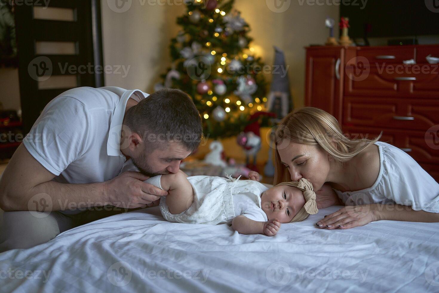 förtjusande föräldrar med deras liten bebis foto