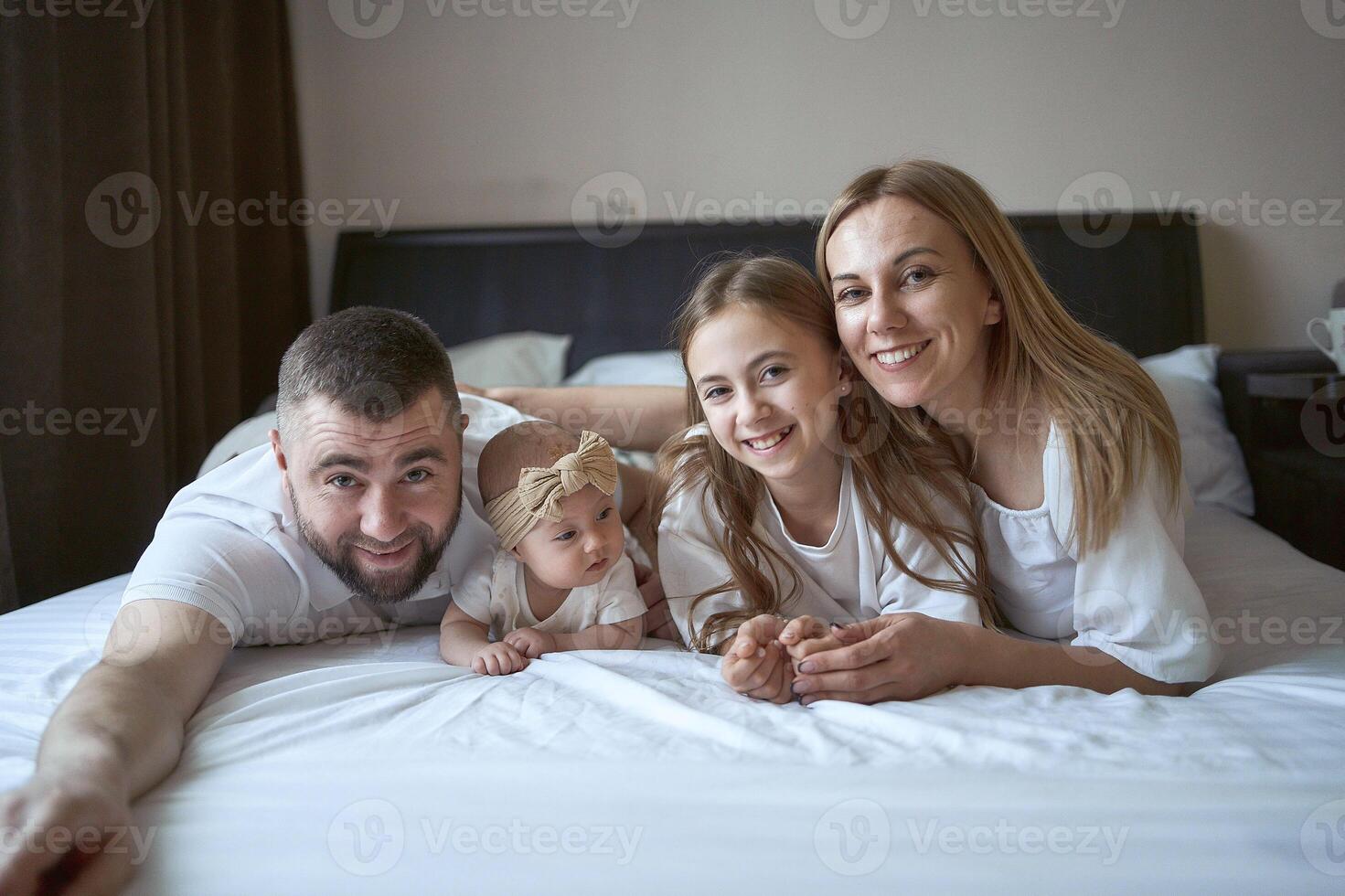 Allt familj tillsammans poser för en Foto