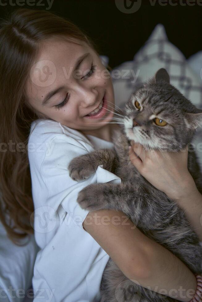 flicka spelar med en katt foto