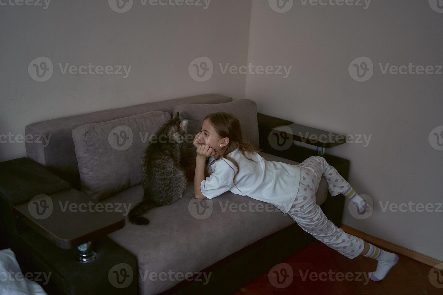 flicka spelar med en katt foto