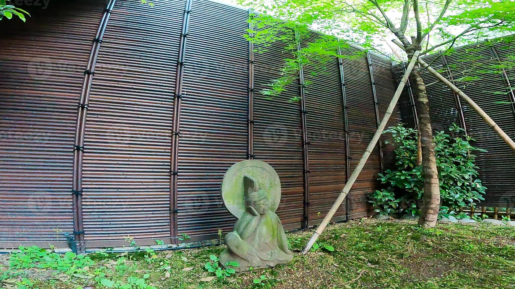 en tempel i en dold plats. en tempel i hatsudai, shibuya avdelning, tokyo, japan. detta är en separat tempel av rurizan yakuoin ioji tempel foto