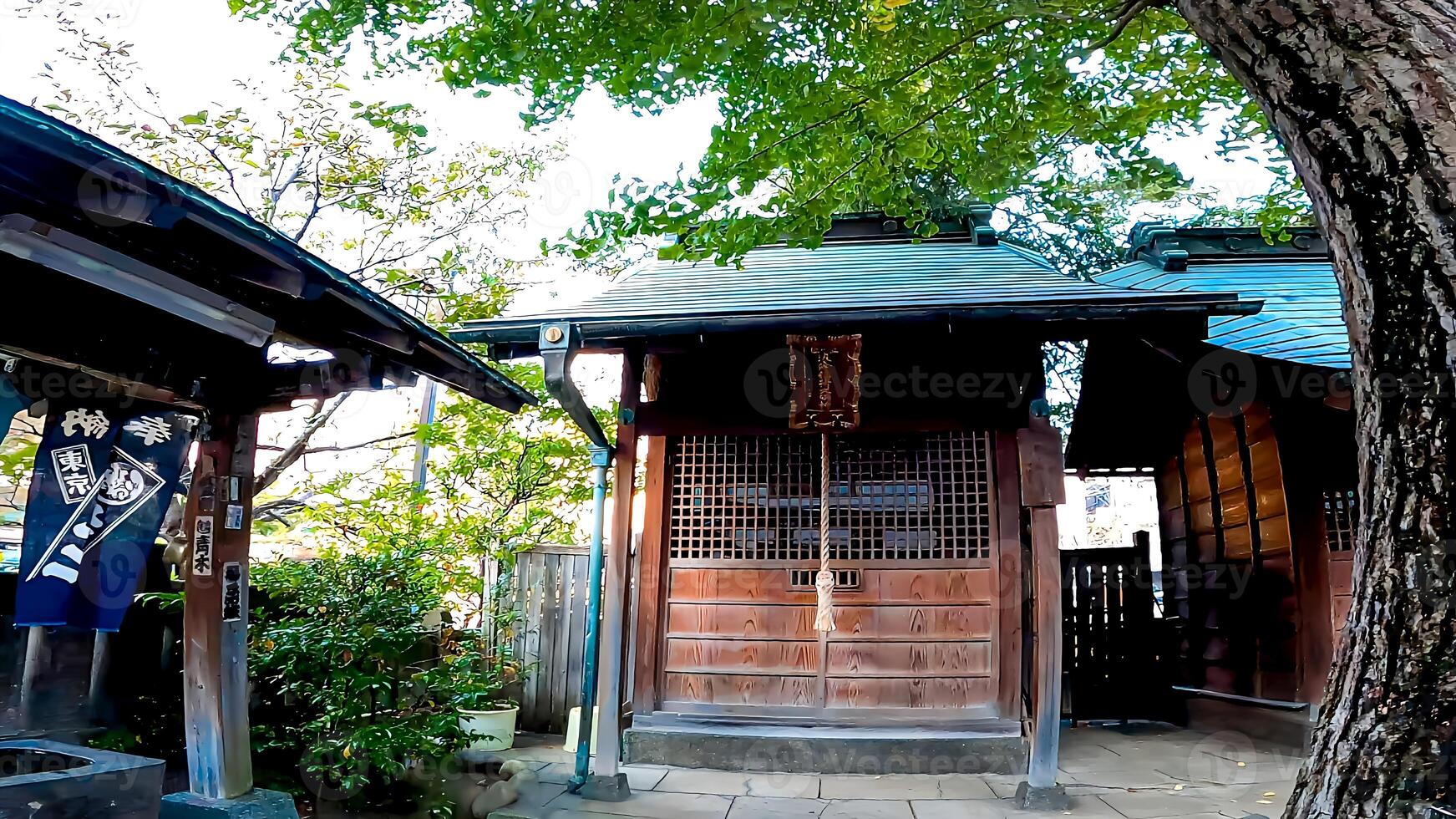 en helgedom med en vatten rening anläggning och en små shrine.japan, osaki inari helgedom, namiyoke inari helgedom, belägen i tsukuda, chuo avdelning, tokyo foto