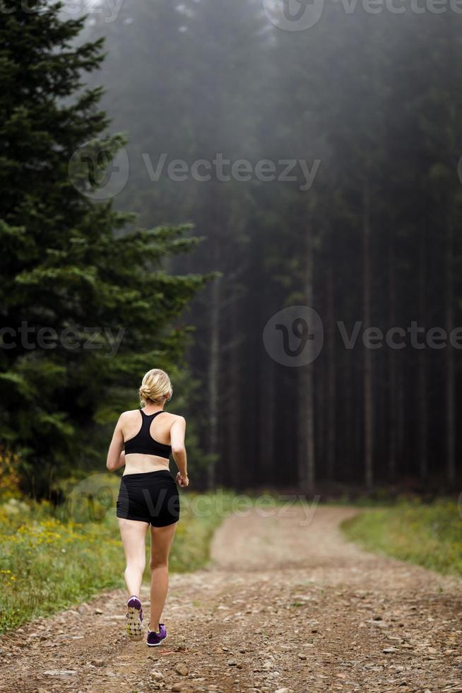 joggerträning i skogen tidigt på morgonen. foto