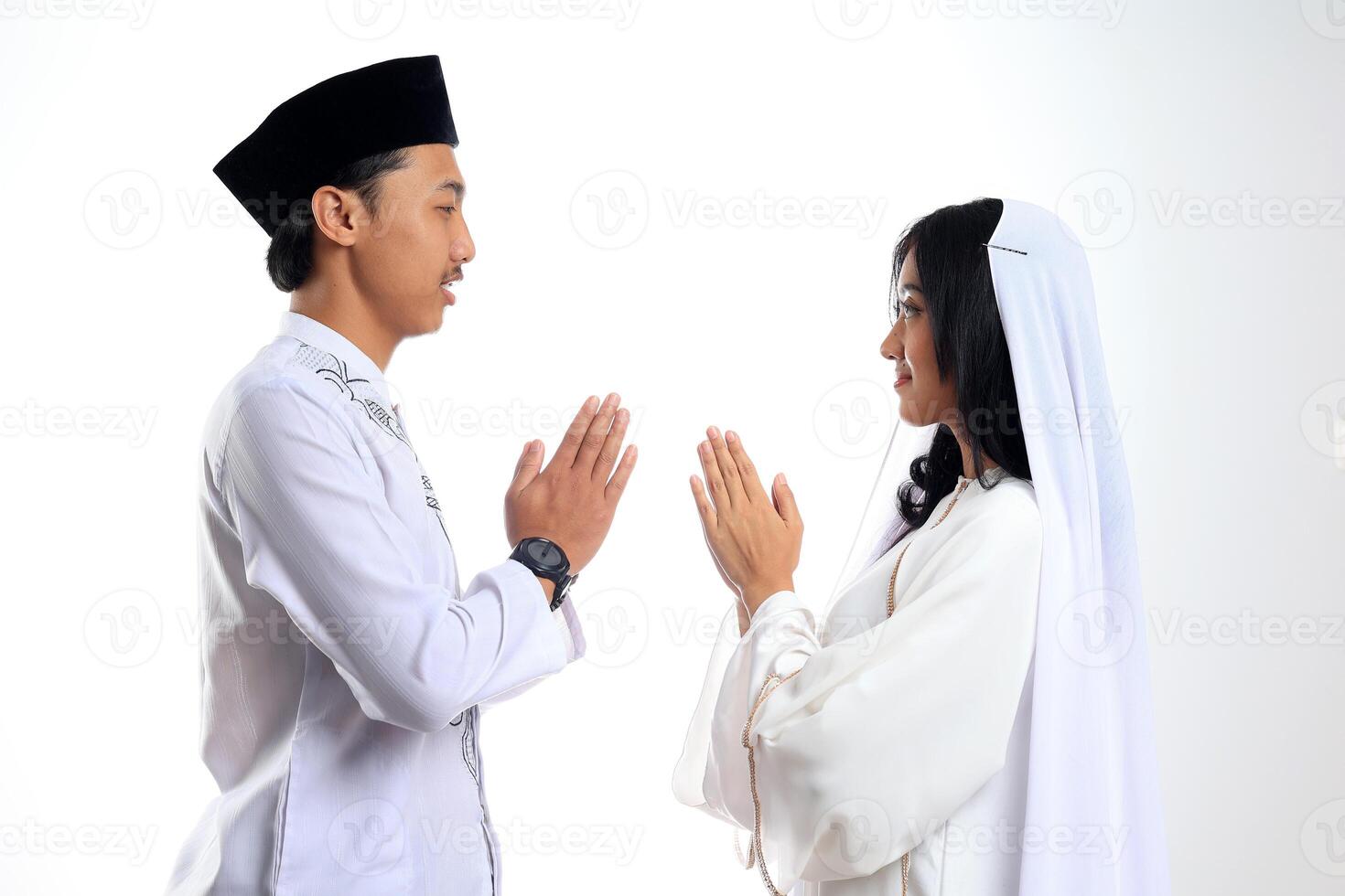muslim asiatisk indonesiska par förlåtande på eid mubarak foto