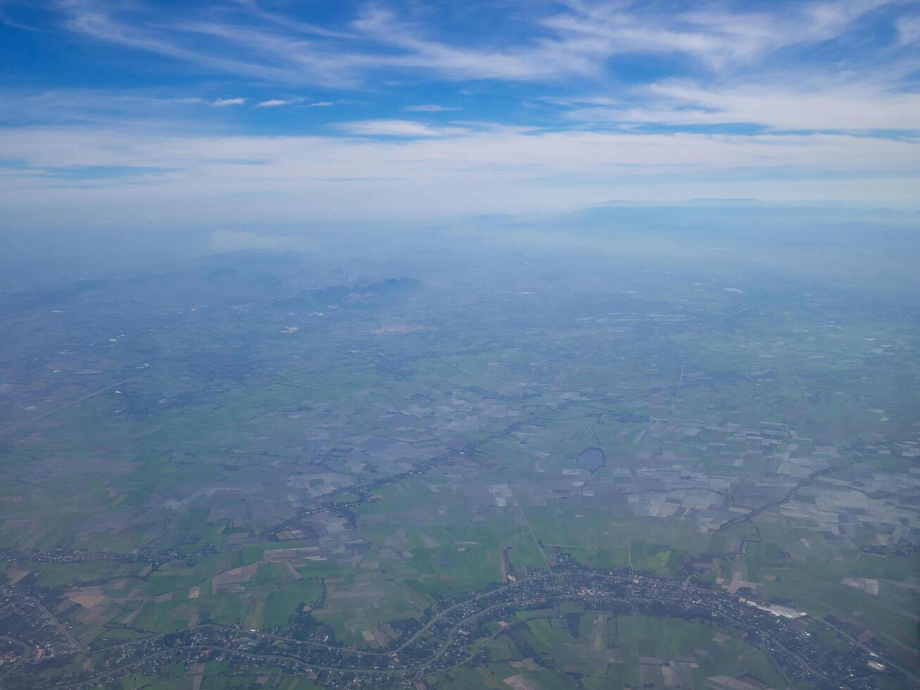 antenn se av landar, himmel och moln sett genom flygplan fönster foto