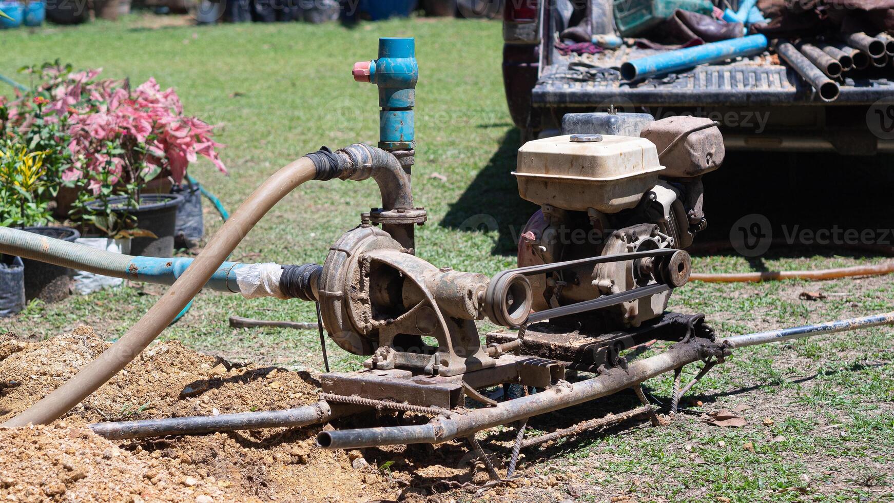 närbild av de pumpning maskin för grundvatten dränering systemet pumps vatten ut av de jord. grundvatten löser vatten brist problem. lösa de torka foto