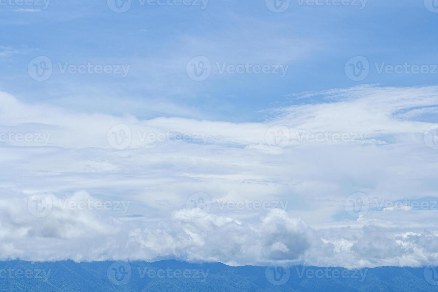 naturskön se av moln omslag bergen med de himmel bakgrund foto