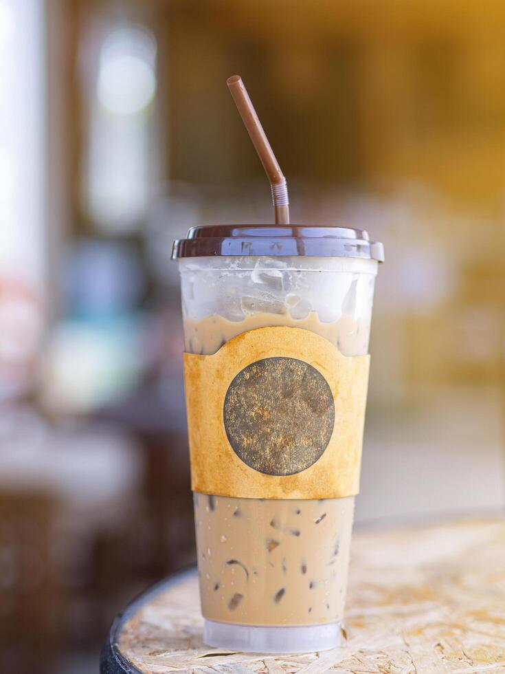 iced kaffe kopp placerad på en trä- tabell i de Kafé affär. Plats för text foto