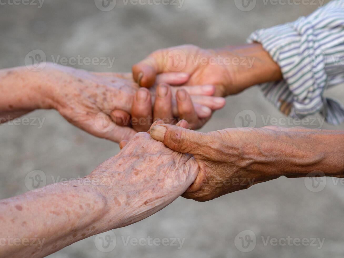 närbild bild av skakning händer mellan senior kvinnor. enhet och partnerskap begrepp foto