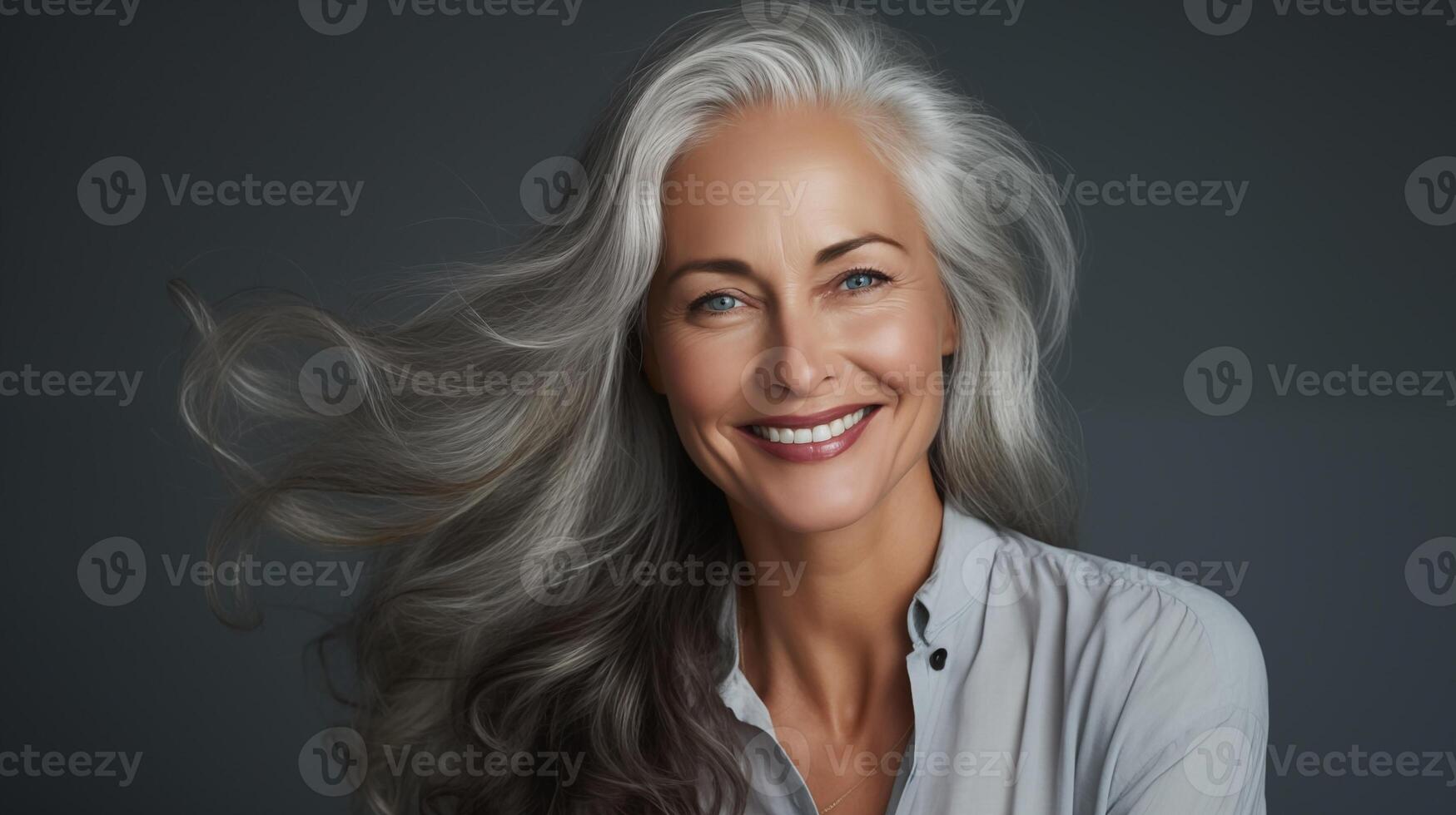 underbar åldring Lycklig kvinna med lång grå hår, lysande friska hud närbild. reklam av kosmetika, parfymer foto