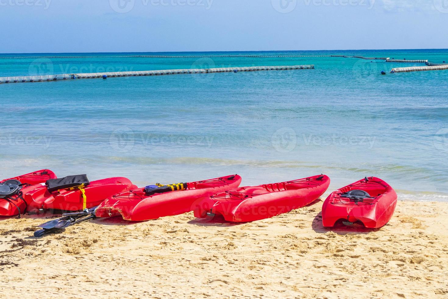 röda kanoter på tropisk strand panorama playa del carmen mexico. foto