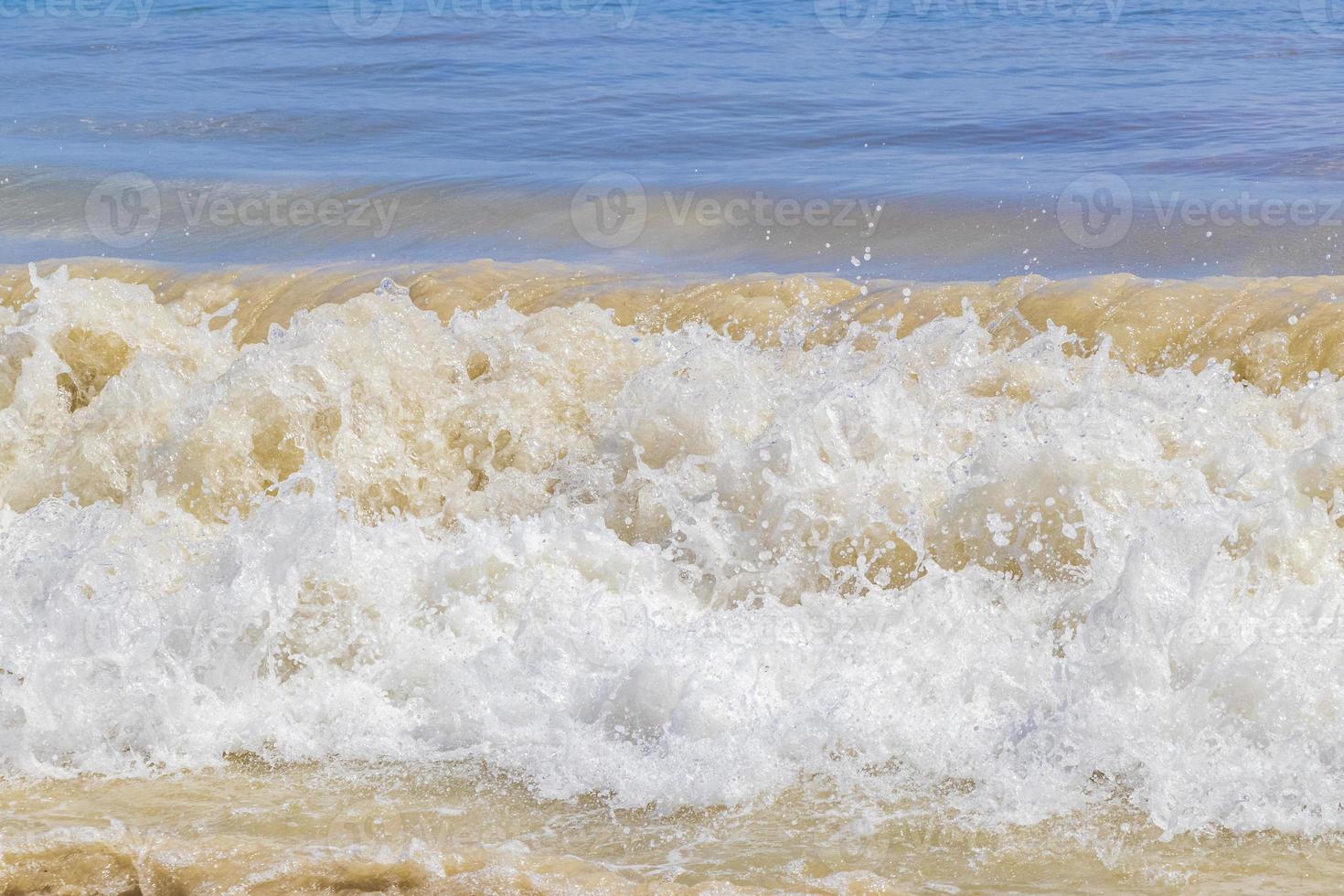 tropisk mexikansk strand vågor turkost vatten playa del carmen mexico. foto