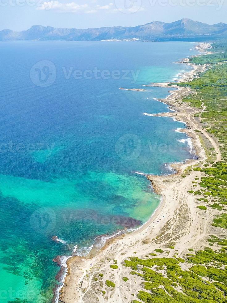 vacker kust strand drönare landskap panorama can picafort mallorca spanien. foto