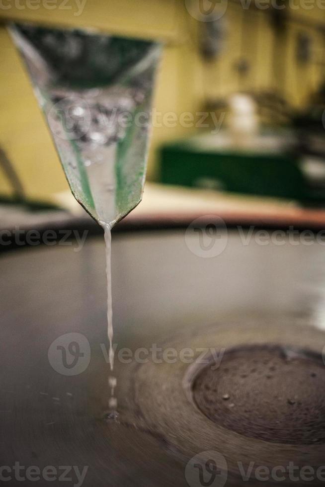 närbild av silika slipbord spinning och vatten hängande foto