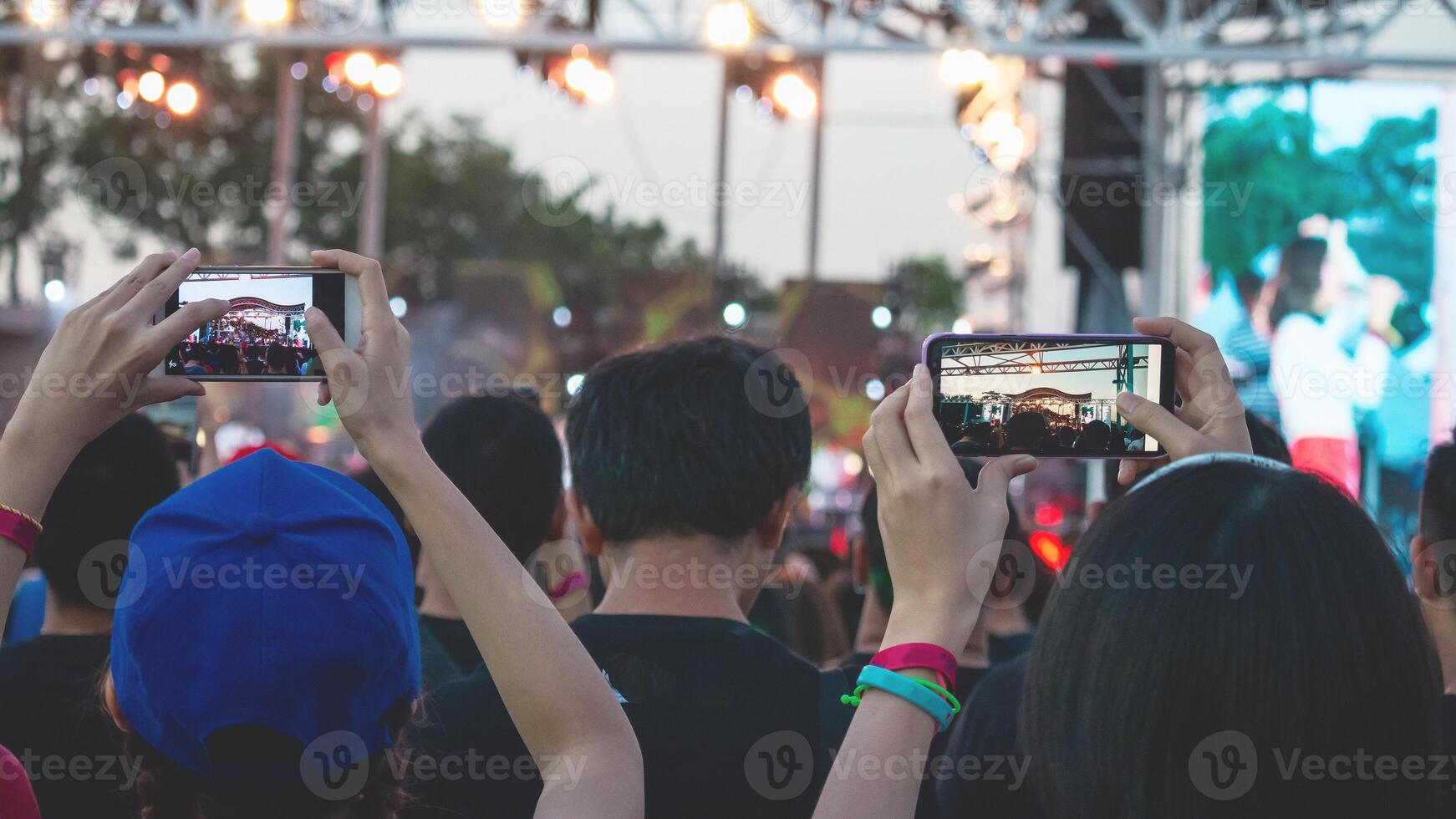 hand med en smartphone uppgifter leva musik festival, tar Foto av konsert skede, leva konsert, musik festival