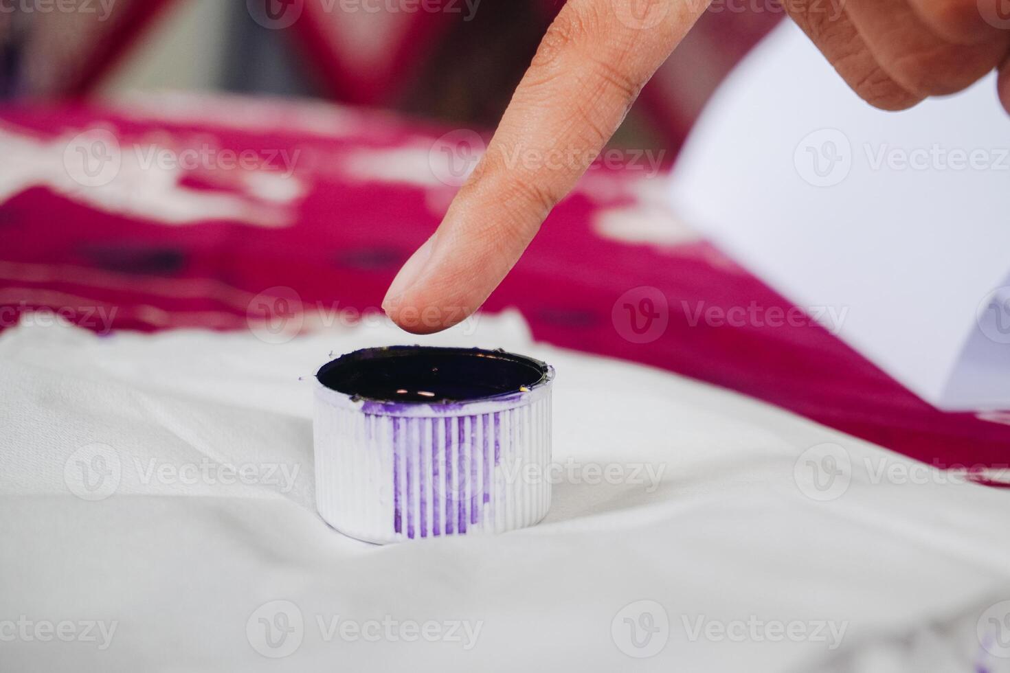 stänga upp porträtt av liten finger doppning in i lila bläck efter röstning för indonesien president och regering val 2024 foto