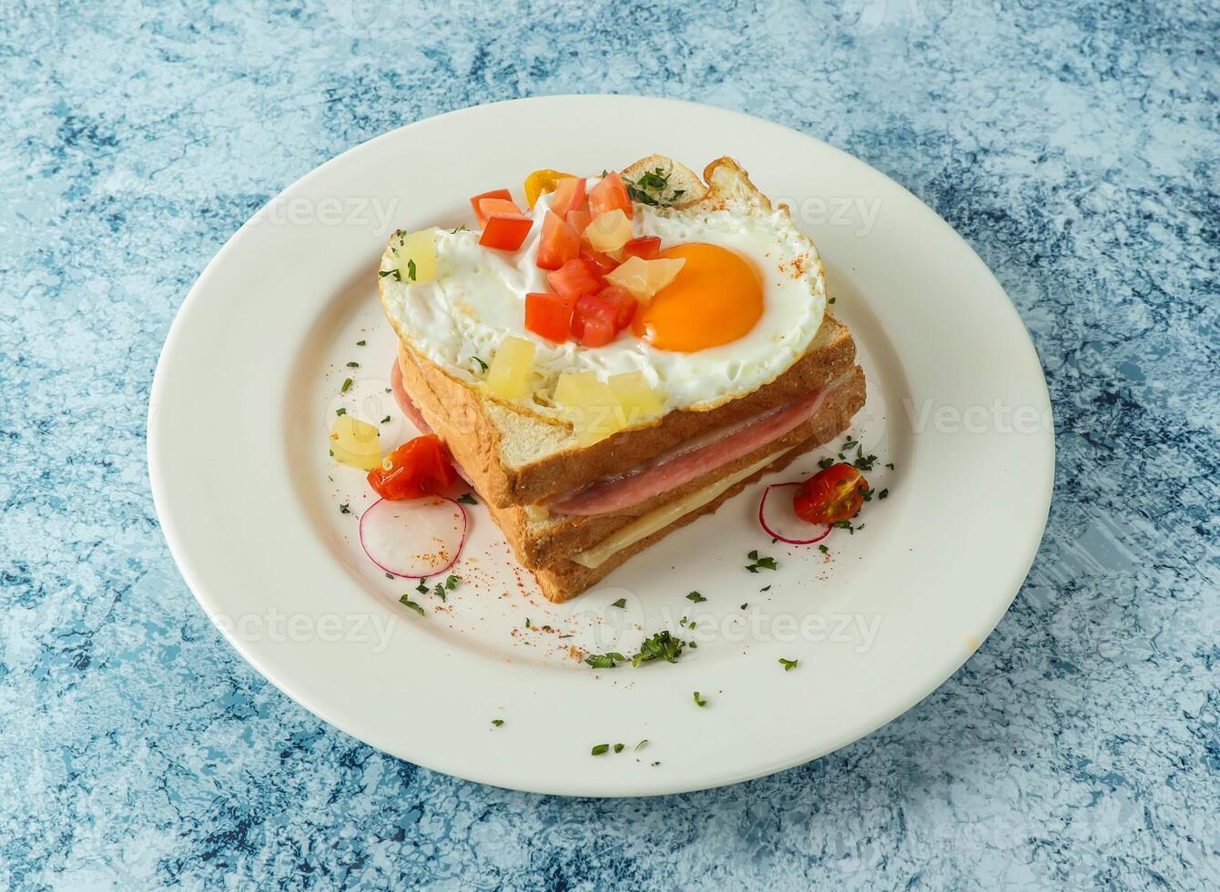 hawaiian rostat bröd garnering med solig sida upp ägg och tomat eras i tallrik isolerat på bakgrund topp se av italiensk mat foto