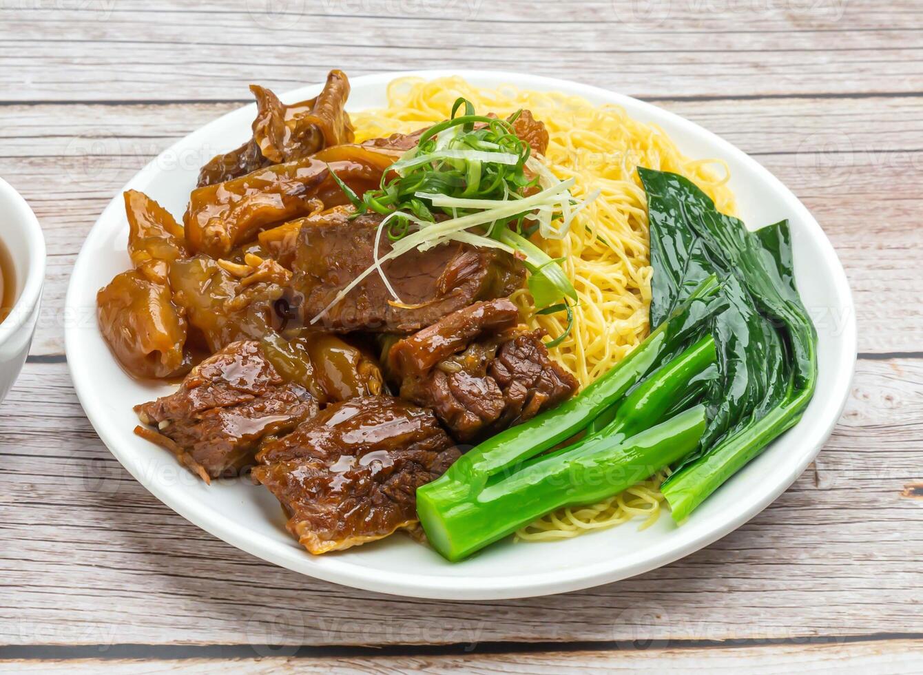 spaghetti med chu-hau nötkött bringa eras i maträtt isolerat på trä- tabell topp se hong kong mat foto