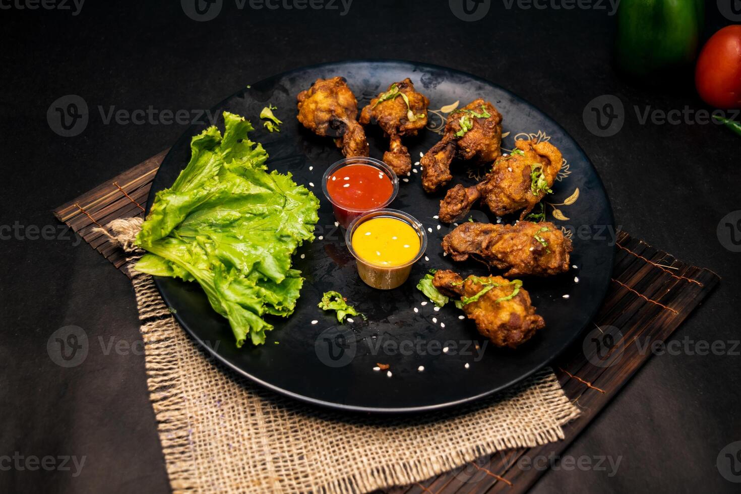 tandoori kyckling klubba med mayo dopp chili sås eras i maträtt isolerat på servett mörk bakgrund topp se av indisk snabbmat foto