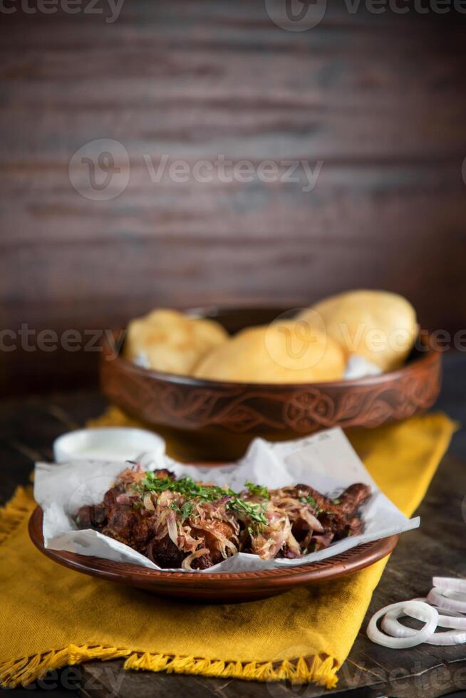 kyckling hacka eller kille med dal puri, raita och lök isolerat på tabell topp se av indian, bangladeshiska och pakistansk mat foto