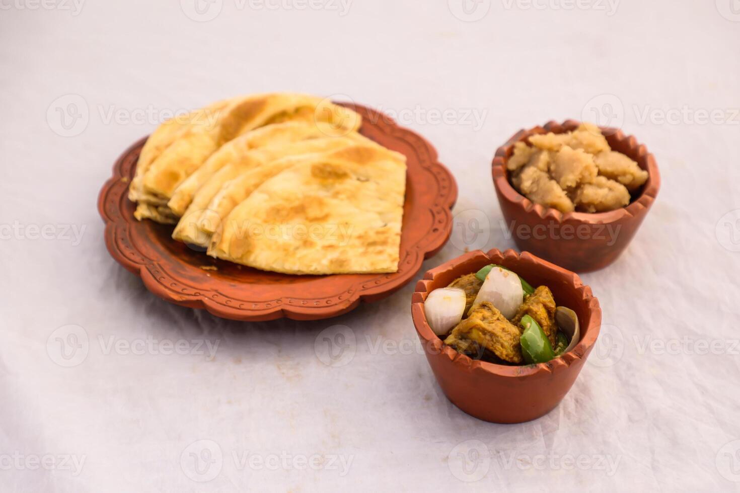 desi frukost kyckling korma karahi masala, Halwa och paratha eras i maträtt isolerat på bakgrund topp se av bangladesi frukost foto