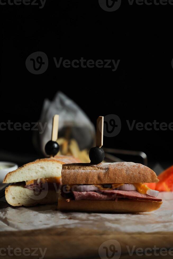 robust steka nötkött Cheddarost smörgås med majonnäs dopp med frites eras i trä- styrelse isolerat på servett sida se av frukost mat foto